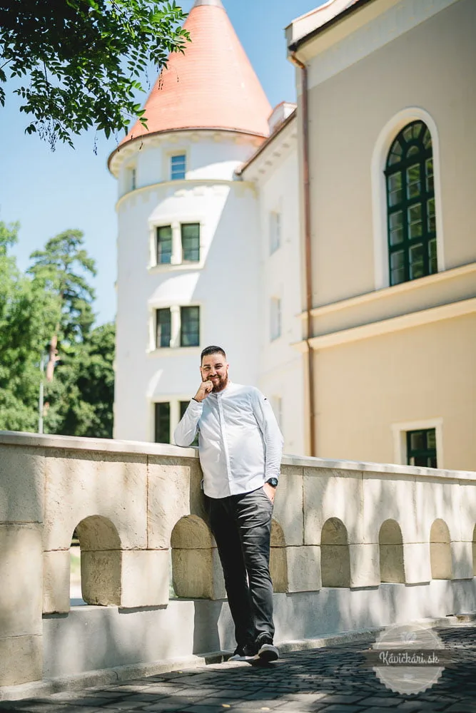 Martin Novák pred vežou Šimák Zámku v Pezinku