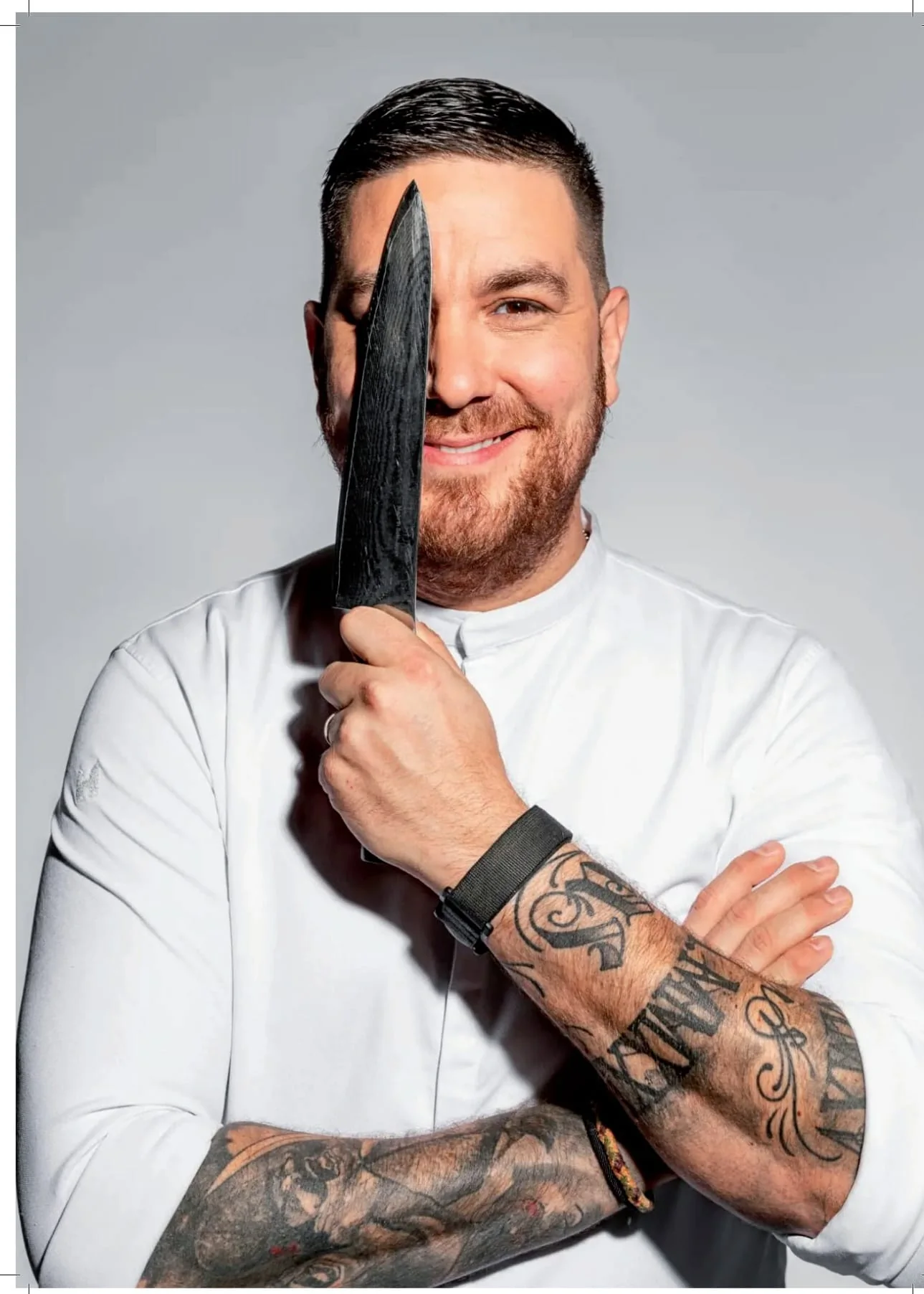 Martin Novák s kuchárskym nožom, portrét